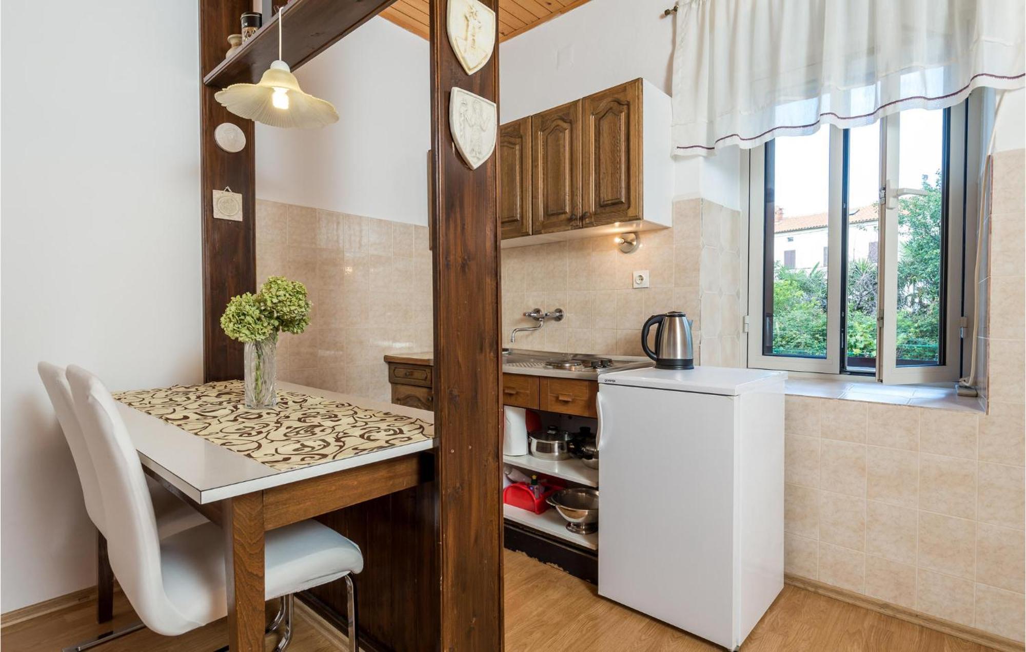 Beautiful Apartment In Omisalj With Kitchen Extérieur photo